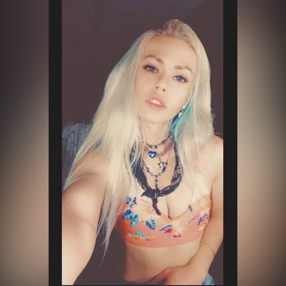 Meet your Posher, Cierah - Picture 2 of 11